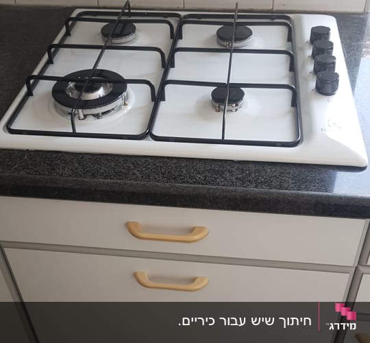 שיש כהה מתחת לכיריים במטבח